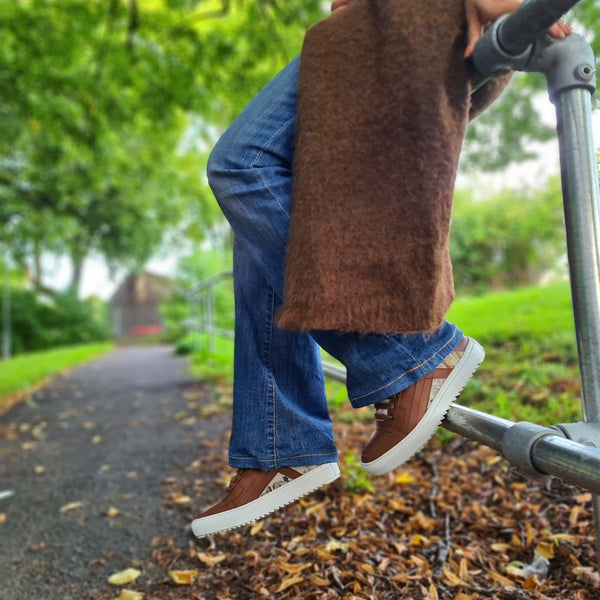 Billie cognac - Sneakers med saueskinn