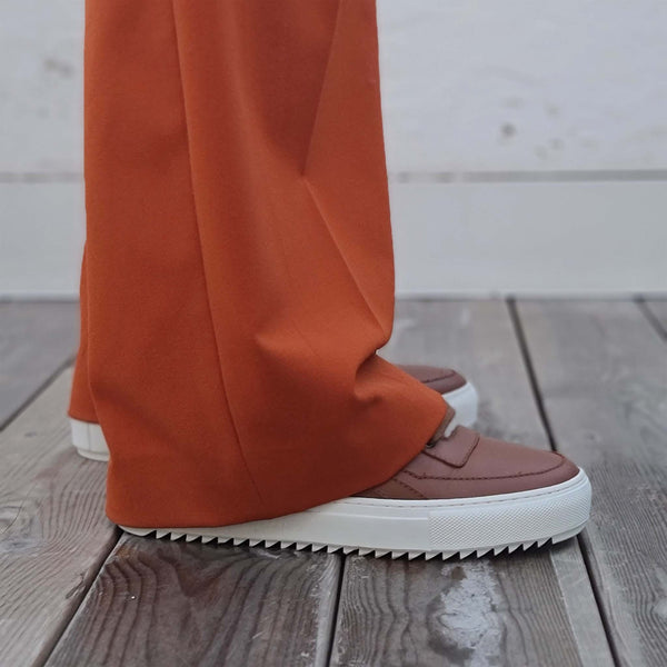 Billie cognac - Sneakers med saueskinn