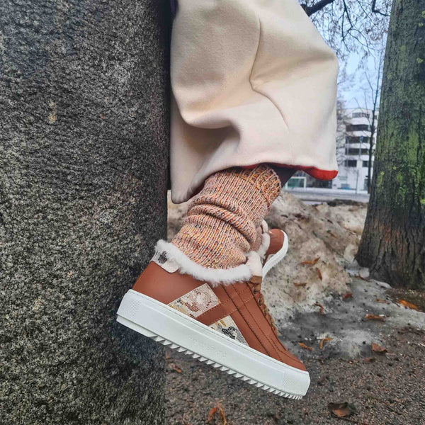 Billie cognac - Sneakers med saueskinn